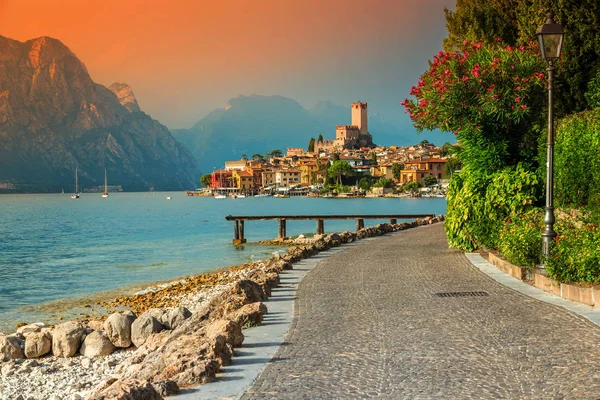 Fantastický Malcesine turistické letovisko a barevný západ slunce, jezero Garda, Itálie — Stock fotografie