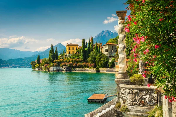 Fiori di oleandro e villa Monastero sullo sfondo, lago di Como, Varenna — Foto Stock