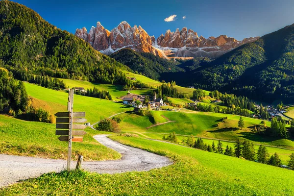 Paisaje alpino de primavera con pueblo de Santa Maddalena, Dolomitas, Italia, Europa —  Fotos de Stock