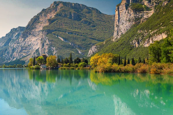 Medieval Castle Toblino aan de oevers van lake Toblino, Italië — Stockfoto