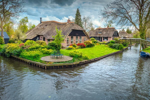 Голландська село з барвистий сад декоративних і Весняні квіти, Giethoorn — стокове фото