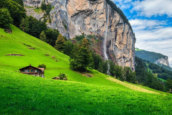 Fabuloso pueblo alpino Lauterbrunnen y cascada Staubbach en el fondo, Suiza — Foto de Stock