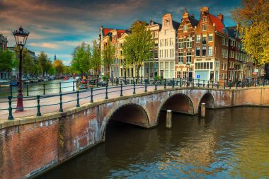 Fantastik su kanalları ile köprüler ve renkli evler, Amsterdam, Hollanda