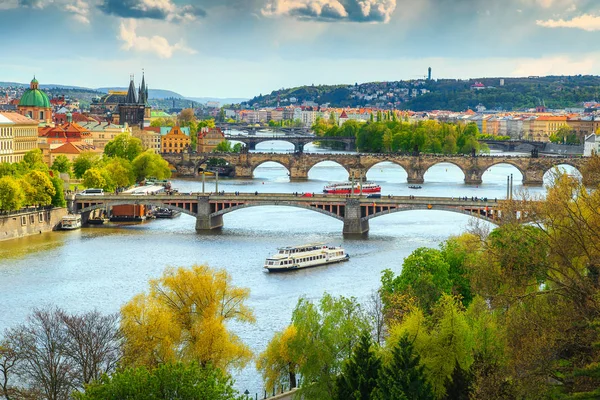 Wunderschönes Frühlingspanorama mit der berühmten Stadt Prag, der Tschechischen Republik, Europa — Stockfoto