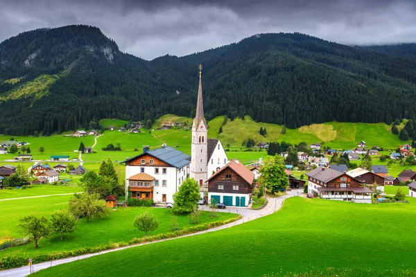 Frühling alpine Landschaft mit traditionellen Häusern und grünen Wiesen, Österreich — Stockfoto