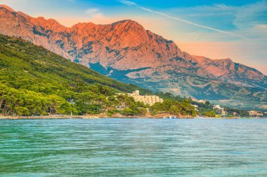 Deniz ve yüksek dağlar, Makarska riviera, Hırvatistan ile muhteşem günbatımı