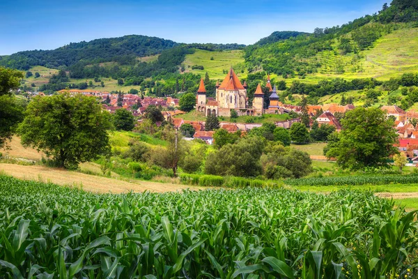 Niesamowite Transylvanian turystyczne miasteczko z saxon ufortyfikowany Kościół, Biertan, Rumunia — Zdjęcie stockowe
