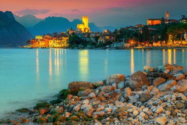Şaşırtıcı Malcesine turizm tesisi ve renkli günbatımı, Garda Gölü, İtalya