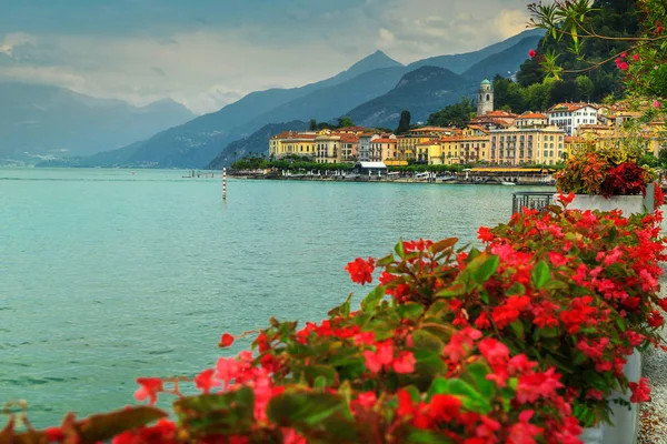 Espectacular ciudad del lago Como con edificios de lujo, Bellagio, Italia —  Fotos de Stock