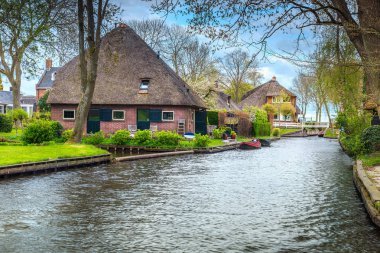 Bahçeleri ve evler, Giethoorn, Hollanda, Avrupa ile muhteşem Hollandalı Köyü