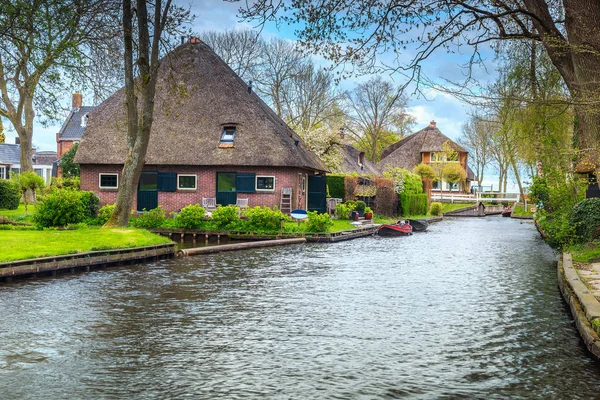 Utmärkt holländska byn med trädgårdar och hus, Giethoorn, Nederländerna, Europa — Stockfoto