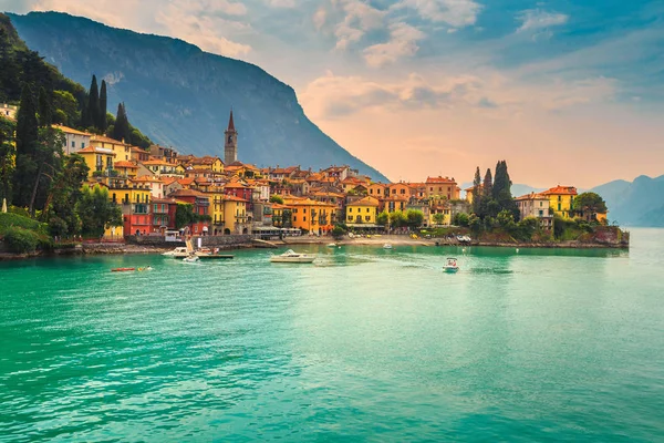 Bela paisagem urbana com casas coloridas, Varenna, Lago de Como, Itália, Europa — Fotografia de Stock
