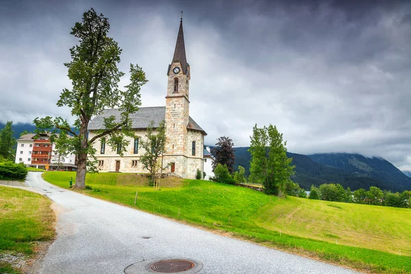 伝統的な教会と緑の野原、オーストリア夏高山の風景 — ストック写真