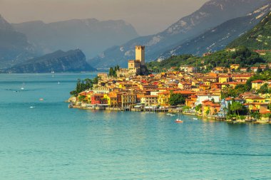 Nefes kesen Malcesine turizm tesisi ve yüksek dağlar, Garda Gölü, İtalya