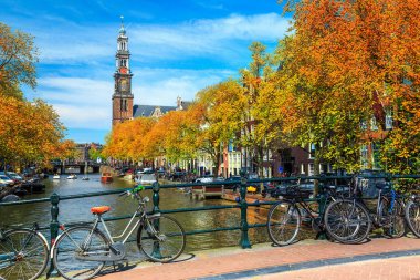 Şaşırtıcı cityscape geleneksel Hollanda binalar ve Bisikletler, Amsterdam, Hollanda