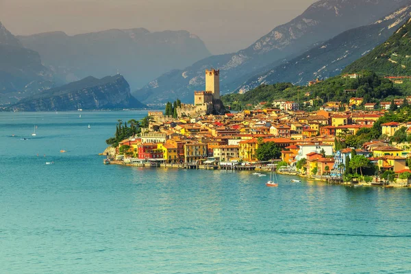 Impresionante complejo turístico de Malcesine y altas montañas, lago de Garda, Italia —  Fotos de Stock