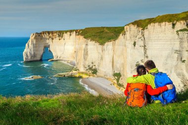 Ocean, Etretat, Normandy, Fransa zevk yürüyüşçü ile sırt çantası,