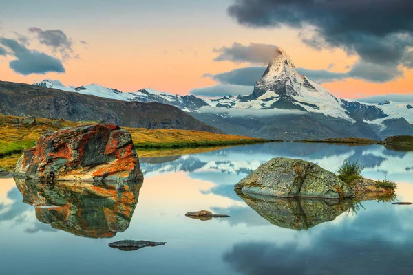 Maravilloso amanecer con el pico Matterhorn y el lago Stellisee, Valais, Suiza — Foto de Stock