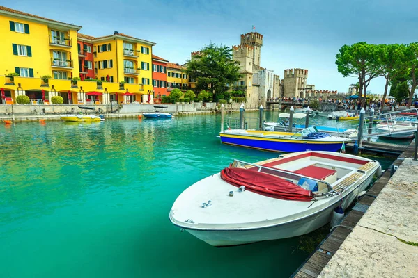 Motorbot Sirmione harbor, Lombardiya, İtalya, Avrupa'nın — Stok fotoğraf