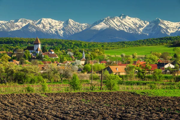 Εκπληκτικό τοπίο υπαίθρου καλοκαίρι με Hosman χωριό, Τρανσυλβανία, Ρουμανία, Ευρώπη — Φωτογραφία Αρχείου