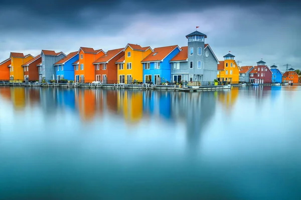 Fantásticos edifícios coloridos na água, Groningen, Holanda, Europa — Fotografia de Stock