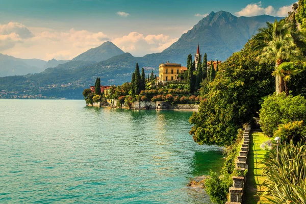 Giardino ornamentale e villa Monastero sullo sfondo, lago di Como, Varenna — Foto Stock