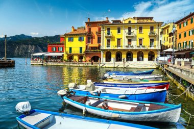 Malcesine, Veneto bölgesi, İtalya, Avrupa limanındaki balıkçı tekneleri