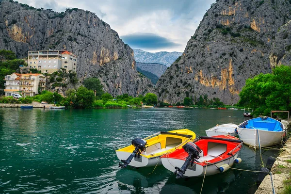 Omis Fischerhafen mit Booten und hohen Bergen, Dalmatien, Kroatien — Stockfoto