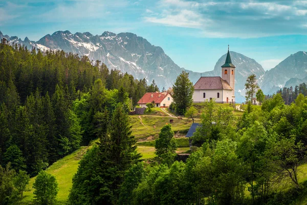 Sveti duh Kirche auf einem Hügel in Kamnik - Savinja Alpen, Slowenien — Stockfoto