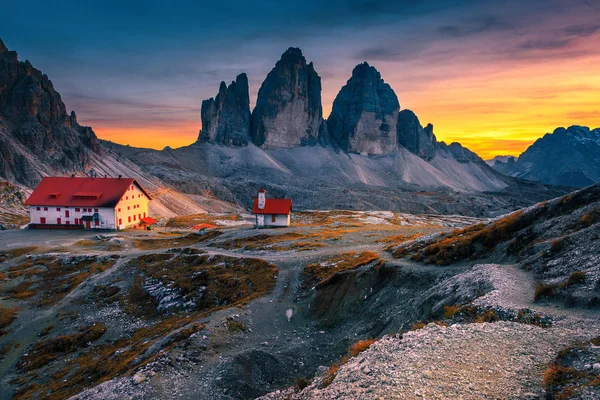 Increíble Tre Cime di Lavaredo montañas al atardecer, Dolomitas, Italia —  Fotos de Stock