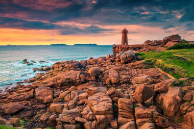 Atlantik Okyanusu kıyısında granit kayalar ve deniz feneri, Ploumanach, Fransa