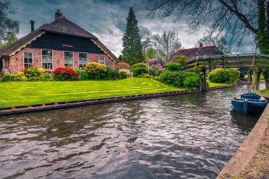 Su kanalı ve görkemli evleri olan muhteşem bir Hollanda köyü, Giethoorn. 