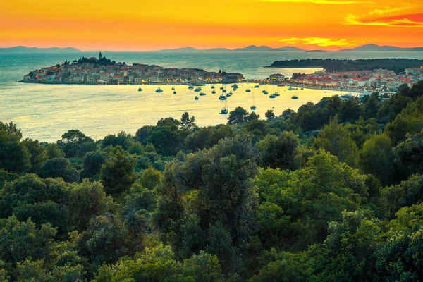Primosten mittelalterliche Stadt auf der Halbinsel bei Sonnenuntergang, dalmatien, kroatien — Stockfoto