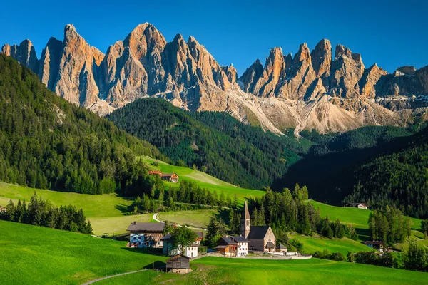 Maestoso paesaggio alpino estivo con paese di Santa Maddalena, Dolomiti, Italia — Foto Stock