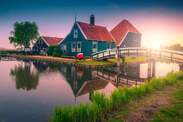 Majestueus toeristisch dorp met traditionele huizen bij zonsopgang, Zaanse Schans — Stockfoto