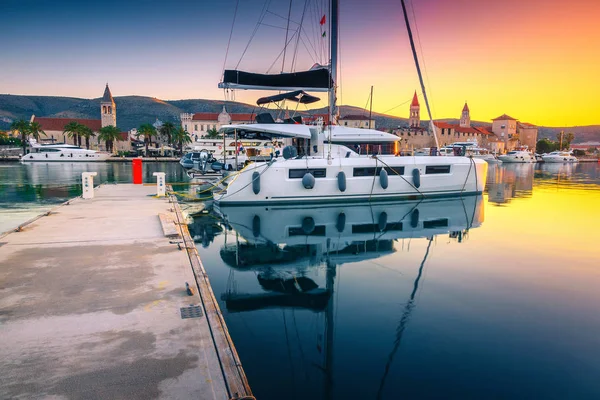 Nascer do sol com iates de luxo ancorados e barcos à vela Trogir, Croácia — Fotografia de Stock