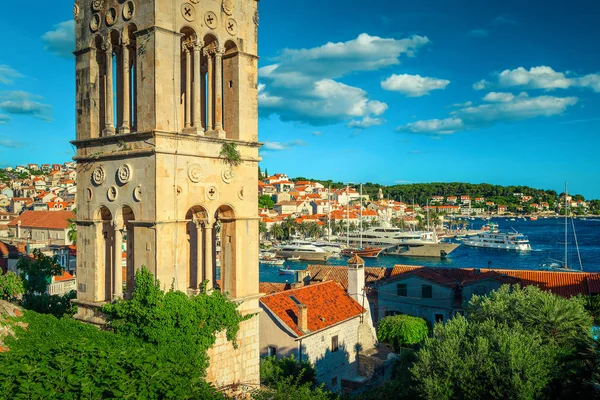 Hvar Stadtbild mit wunderschönem Hafen vom Hügel, Kroatien — Stockfoto