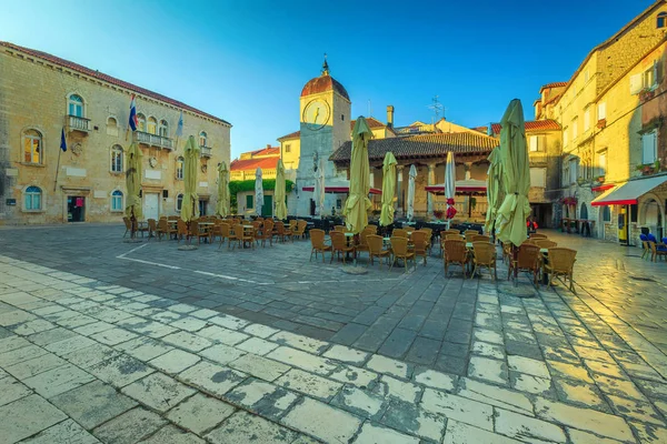 Променад с уличным кафе на рассвете в Трогире, Далмация, Хорватия — стоковое фото