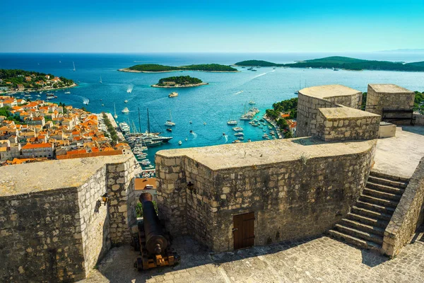 Fortaleza medieval con cañón y hermosa vista, Hvar, Dalmacia, Croacia — Foto de Stock