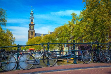 Geleneksel Hollanda su kanalları ve bisikletleriyle şehir manzarası, Amsterdam, Hollanda