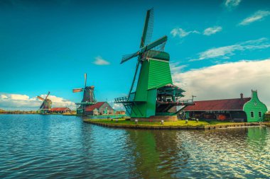 Zaanse Schans Köyü, Zaandam, Hollanda 'da meşhur eski Hollandalı yel değirmenleri 