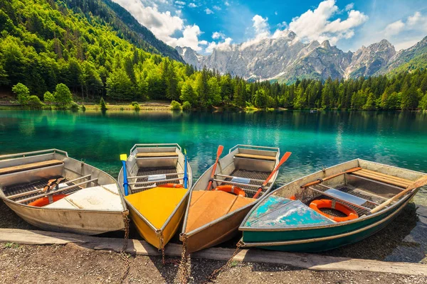 Obdivuhodná alpská krajina s barevnými čluny, Fusine, Itálie, Evropa — Stock fotografie