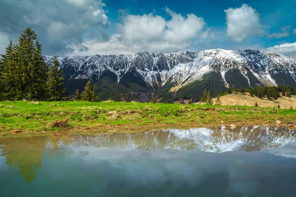 Alpint vårlandskap med snöiga berg i bakgrunden, Transsylvanien, Rumänien — Stockfoto