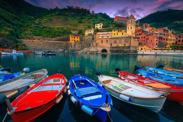 Vernazza falu és kikötő színes hajókkal naplementekor, Olaszország — Stock Fotó