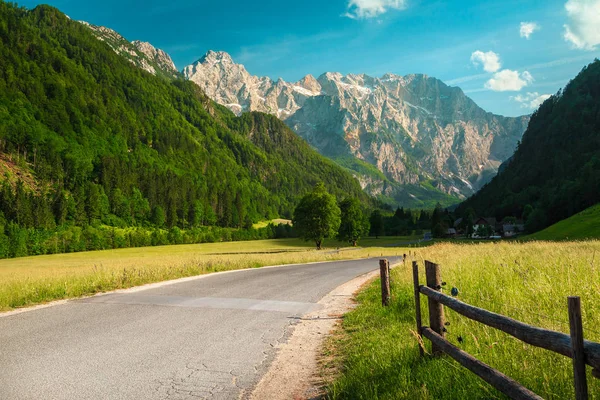 Landsbygdslandskap med ängar och snöiga berg, Kamnik Alperna, Slovenien — Stockfoto