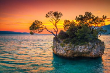 Rock adası ve Adriyatik denizi gün batımında, Brela, Dalmaçya, Hırvatistan