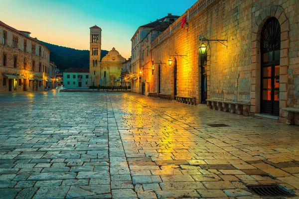 Shining geplaveide loopbrug met Svetog Stjepana kathedraal, Hvar, Dalmatië, Kroatië — Stockfoto