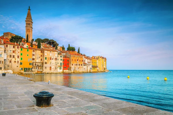 Cidade de Rovinj com edifícios coloridos e mar Adriático, Croácia — Fotografia de Stock