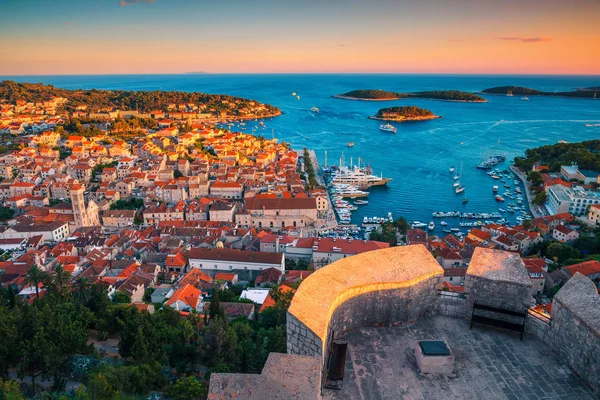 Majestätische mittelalterliche Stadt Hvar mit erstaunlichem Hafen bei Sonnenuntergang, Kroatien — Stockfoto