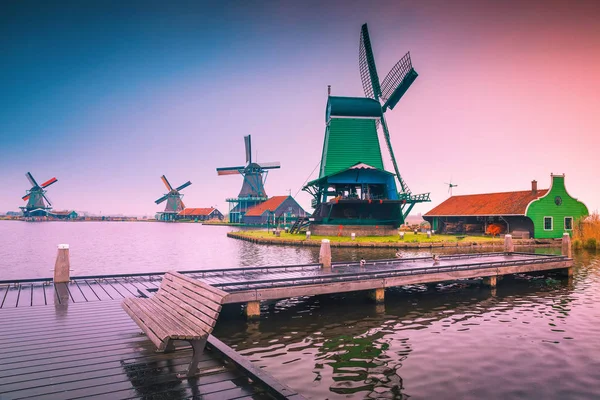 Staré holandské větrné mlýny v Zaanse Schans při východu slunce, Zaandam, Nizozemsko — Stock fotografie